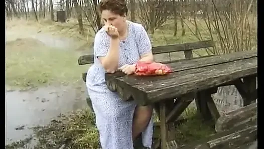 Толстушку грязно трахают в грязи