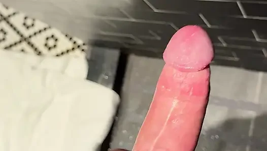 Duvara güzel bir büyük döl sakso çekiyor, aşağı kayişini izle!