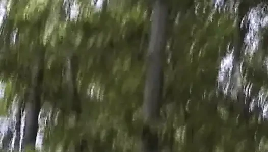 Этой крошке из Германии раздвинули киску на улице