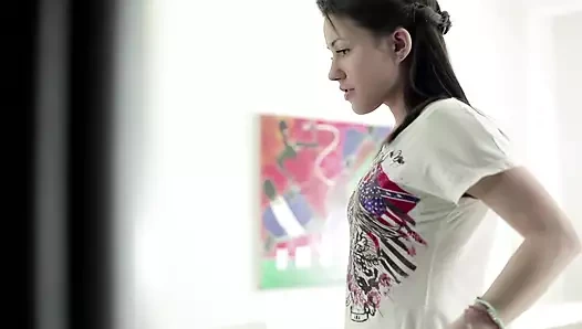 Küçük memeli çarpıcı hatun sikişmeye hazır