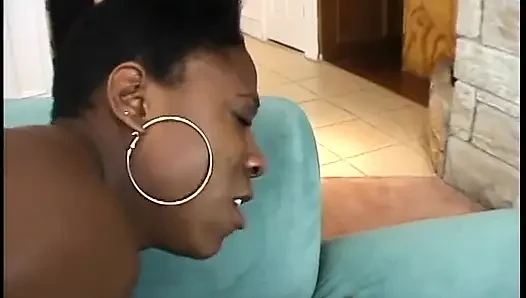 Seksi zenci bebek arkadaşlarının ıslak amına vibratör sokuyor