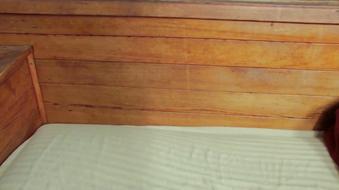 Kale bal vali beb tivr charamsukh ke lie chehre par baithti aur ungliyan karti hai