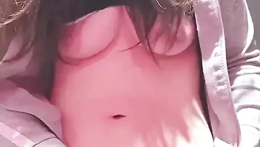 Die hübsche Kabyle teen-hure nimmt den schwanz in ihren mund und gibt den blowjob