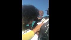 Bajan flicka ger huvudet på vattenskoter