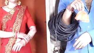 Indische Desi-vrouw geniet van plezier met de vriend van haar man, duidelijke Hindi-stem