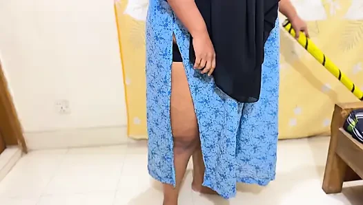 Tante seksi indonesia dengan toket aduhai lagi bersihin kamarku sambil menggodaku untuk ngentot