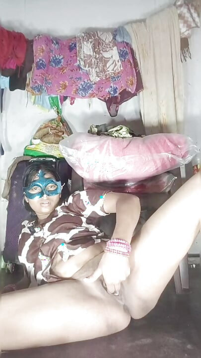 Putting a finger in a virgin girl's pussy, the water of the pussy came out, there is no land, so Hindi audio virgin put dildo in pussy and took out pussy water in the ass.