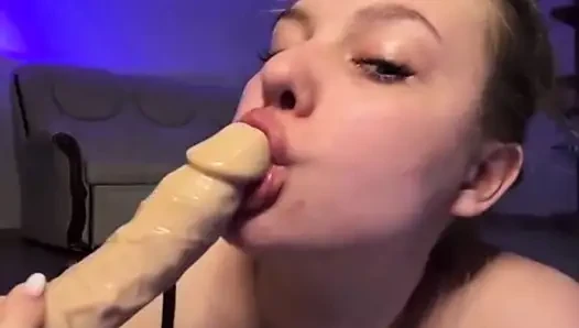 Bbw jucielussie sutting on cam and sucking dildo