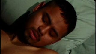 Un garçon gay avide suce la bite de sa partenaire au lit avant de baiser