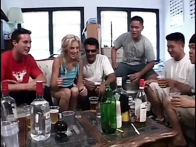 小奶子金发婊子随时准备三人行双插