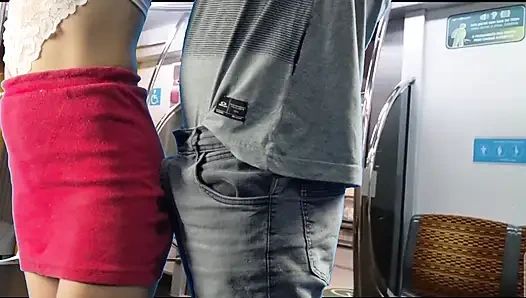 Cewek mesum ini ngusap istrinya di kereta luar ruangan