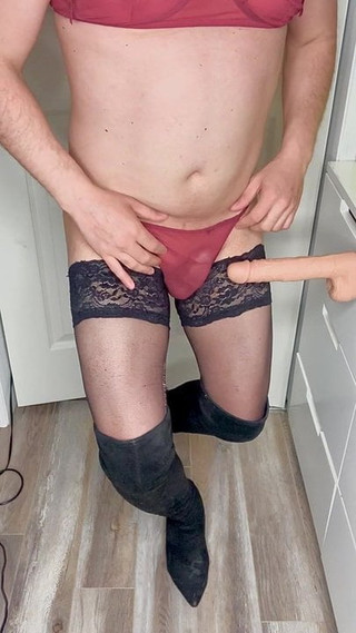 Sissy pute en lingerie rouge veut une bite