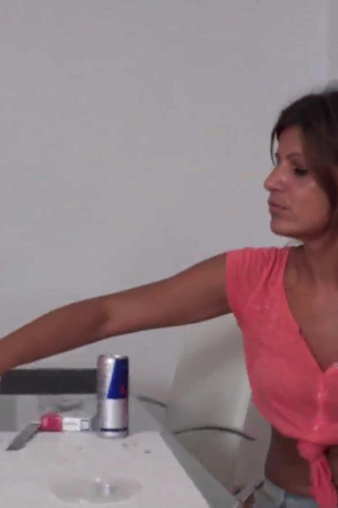 Yüksek topuklu esmer gazlı yemek ve sigara içiyor