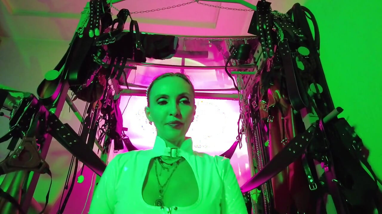 Dominatrix Eva Lateks Solo Sjedenje na Licu Femdom Gaćice Velika Guza MILF BDSM Fetiš Vruće štikle Gonzo Bijela PVC haljina