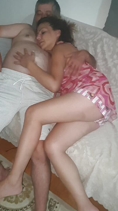 Min 35-åriga änka svärdotter ger fantastisk fellatio.