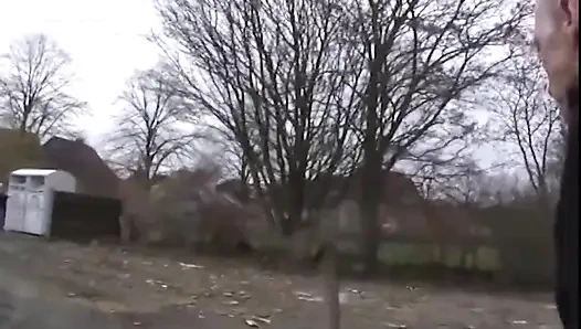 Mund voller schwanz gestopft, während die finger kitzler reiben