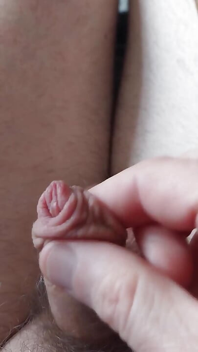 Tiny yang menakjubkan - pancutan mani kelentit