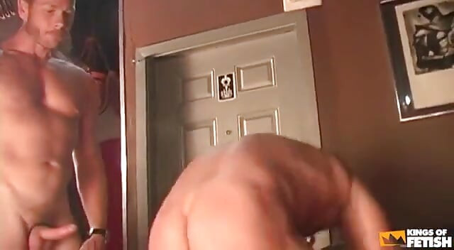 Tätowierter mann leckt und hämmert einen massiven typen im bareback-stil