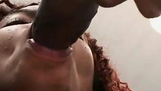 Рыжей чернокожей крошке лижут ее киску и дрючут