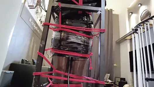 Mz32 - in einem Metallgerät gefesselt, Erreichen eines vibrierenden Höhepunktes.