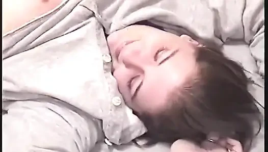 Olgun sarışın orta yaşlı seksi kadın sert sikişmeden önce büyük yarak üzerinde salya akıtıyor