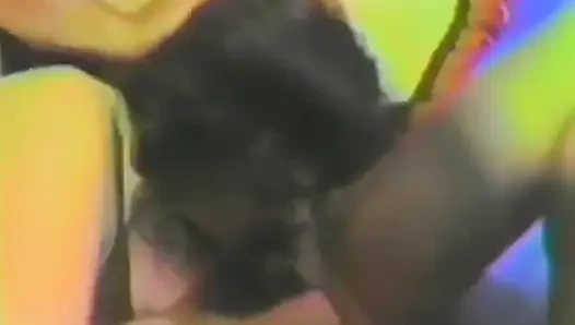 İki şanslı esmer dildoyla mastürbasyon yapıyor