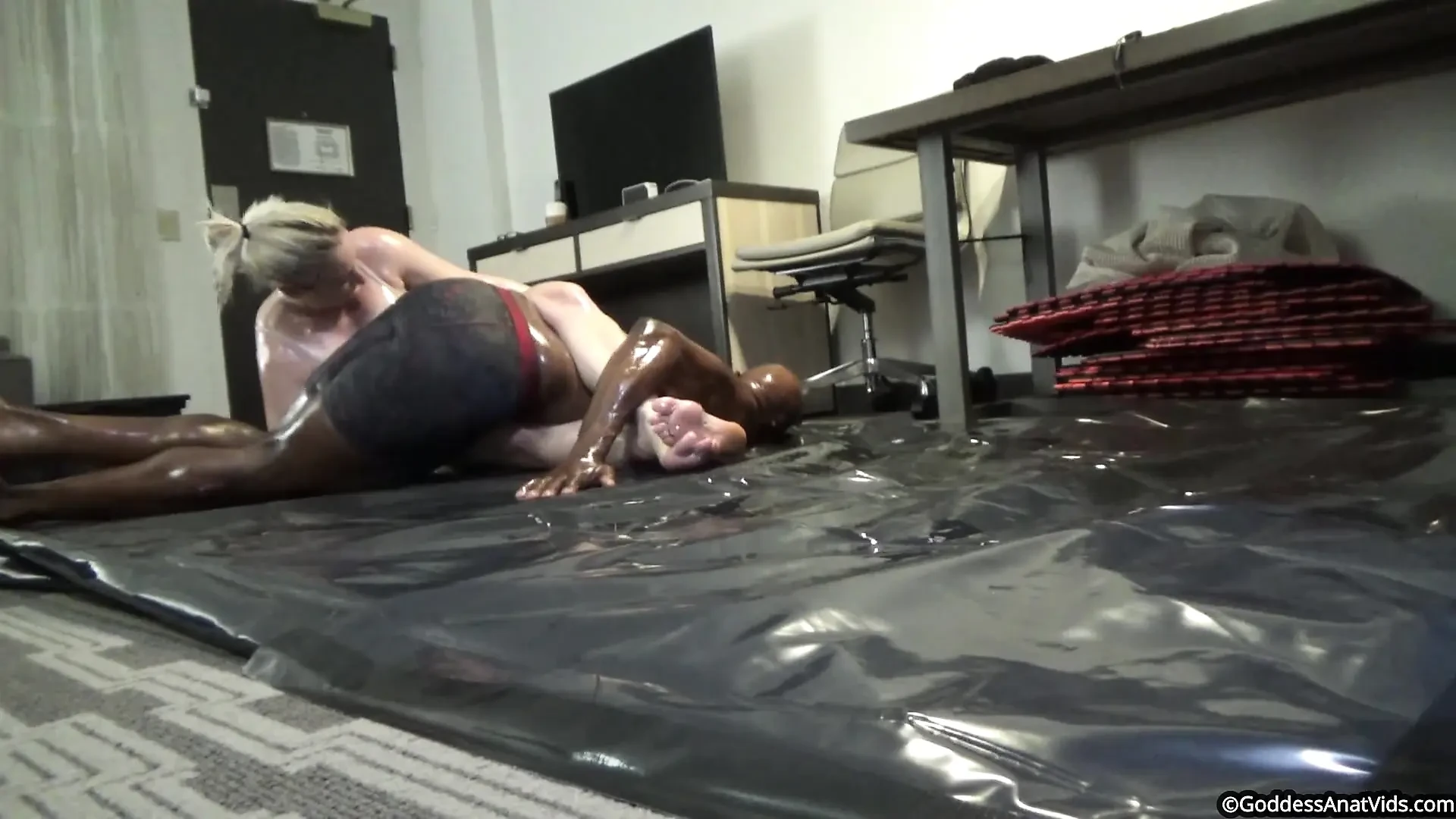 Anat vs Terry, lucha libre con aceite