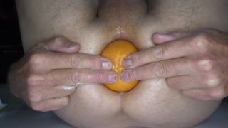 Orangefarbene Arschkanone bricht Kamera