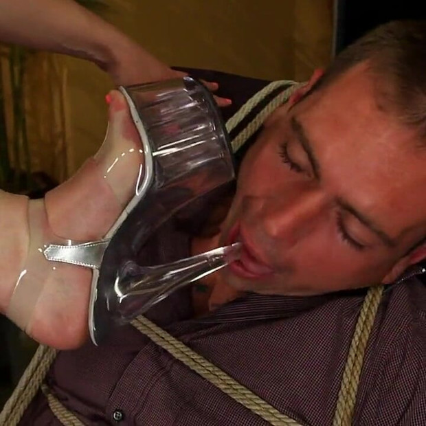 Pancutan jari-jari ke dalam kasut tumit yang jelas: permintaan ahli!