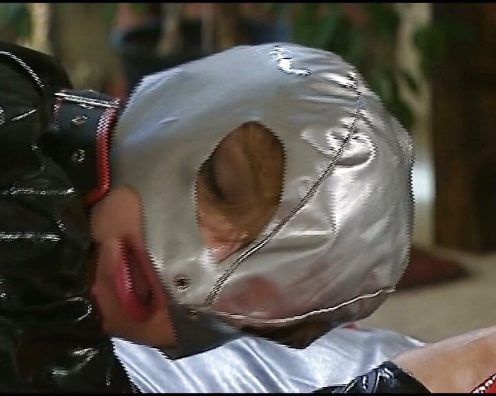 Latex German πουτάνες που απολαμβάνουν τρελό φετιχιστικό αναλ τρίο