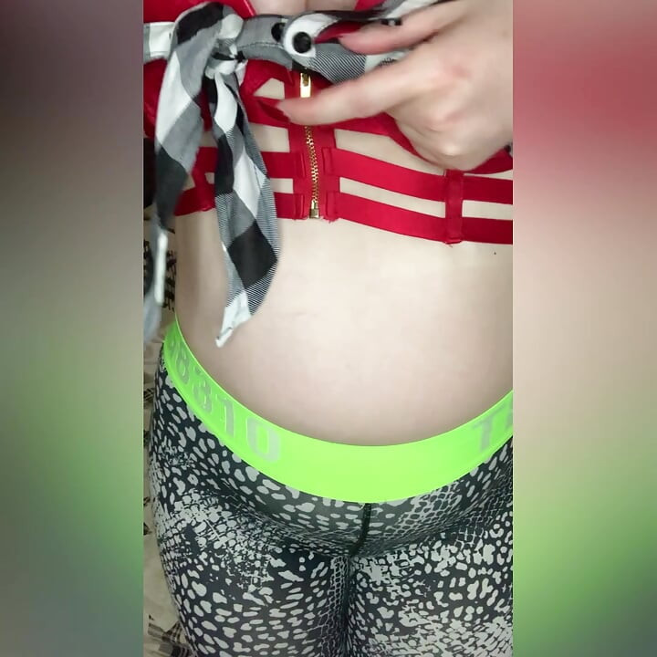 Desnúdiendose lentamente en mi vestido rojo de cuero!