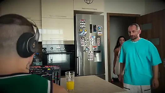 Cuckold para kazanırken, sadakatsiz onun arkasından en iyi arkadaşıyla yatıyor