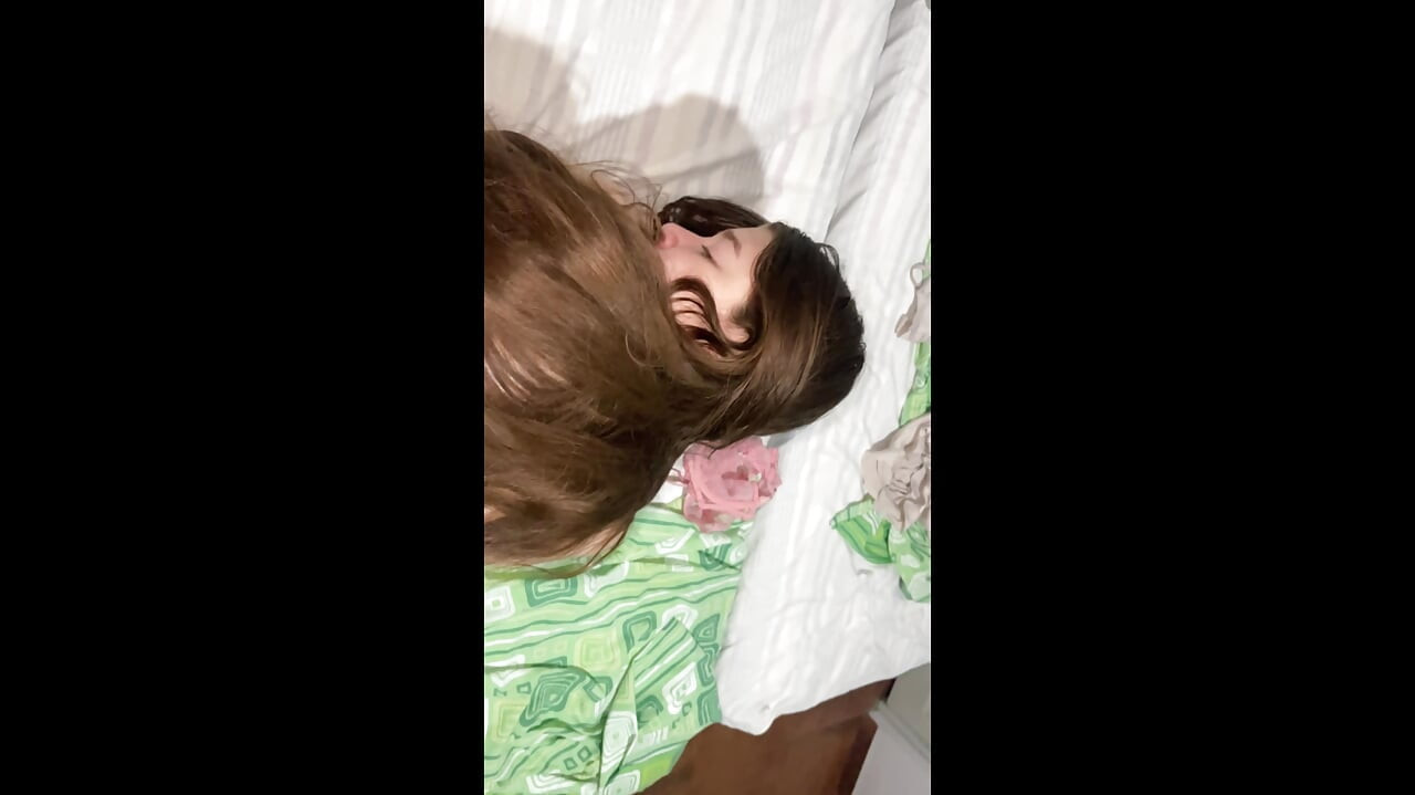 No quarto, ela chupa o pau do namorado enquanto ele chupa os peitos dela.