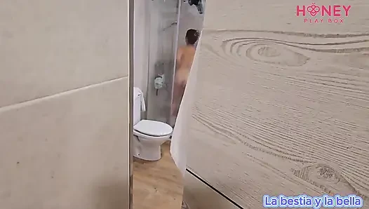 Сводная сестра помогает мне использовать HoneyPlaybox мастурбатор, вкусная сперма на трахе в рот