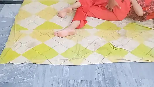 Sevimli Desi Hintli evli kadın ev yapımı masaj sonra sert amcık sikişi ateşli evli kadın kocasından döl yiyor