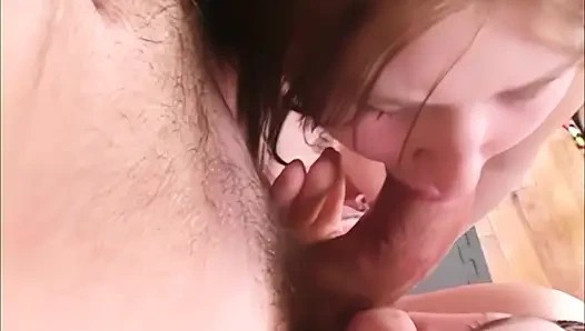 Çaresiz amatörler Tatiana Kush ve Shayla yarak emiyor ve güzel yüzlerine büyük bir boşalma alıyor