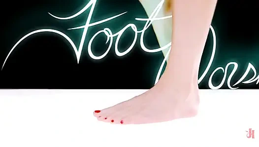 Milf cougar with sweaty feet!