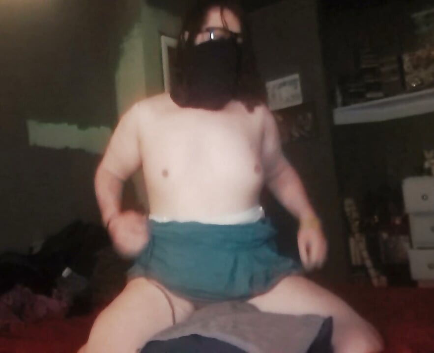 Trans milf călărind jucărie până la orgasm