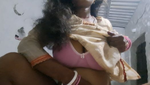 Indische Desi tante met grote borsten hardjob met Tamil vriendje pik