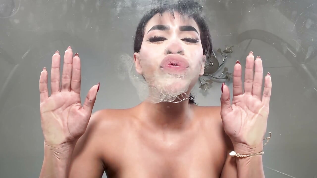 Göğüslerime ve göbeğime bastırıyor