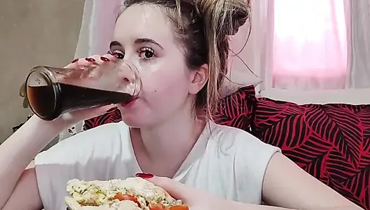 Kirazlı domatesli omletli sandviç yiyor