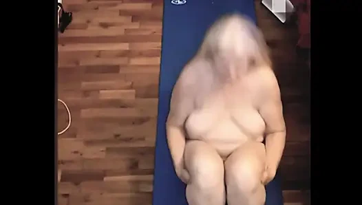 Горячая милфа-толстушка делает хороший Ole голый йога, чтобы подрочить!