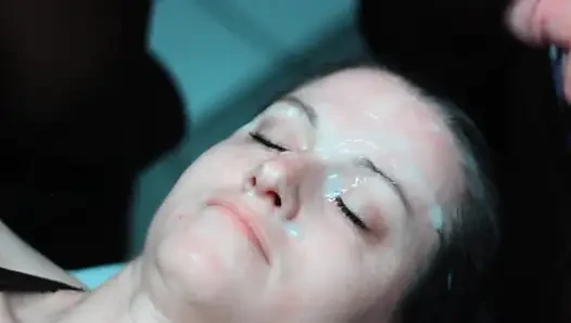 Dirtydees çifte boşalmalı boşalma seansında sırtüstü yatıyor