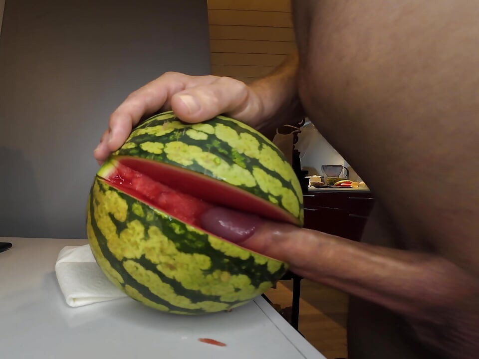 Futând un pepene verde virgin