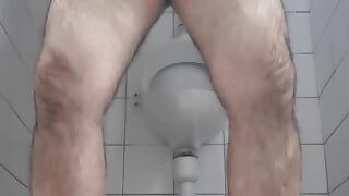 Laba en public dans les WC