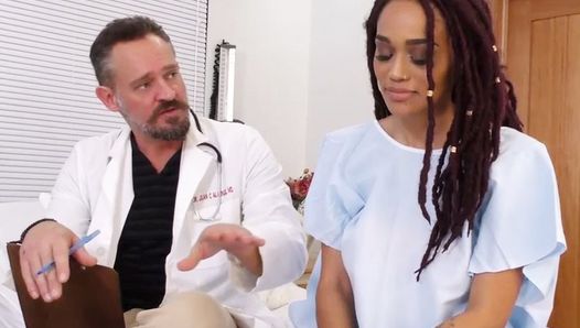 Грудастая чернокожая Julie Kay занимается групповым сексом в больнице