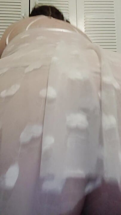 Βυζαρού καβαλάει χοντρό δονητή 9,6 ιντσών με λευκά εσώρουχα