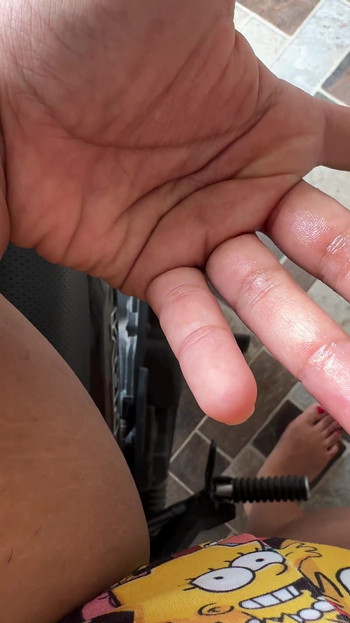 मैं अपने नए पड़ोसियों के सामने हस्तमैथुन करने के बारे में पूरी तरह से पागल हूं