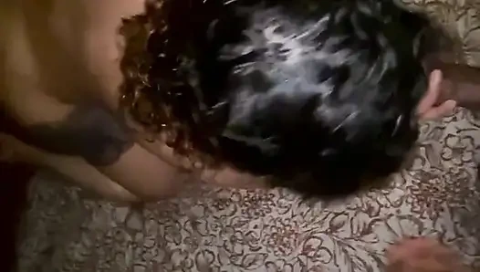 Беременная латина принимает два больших черных члена