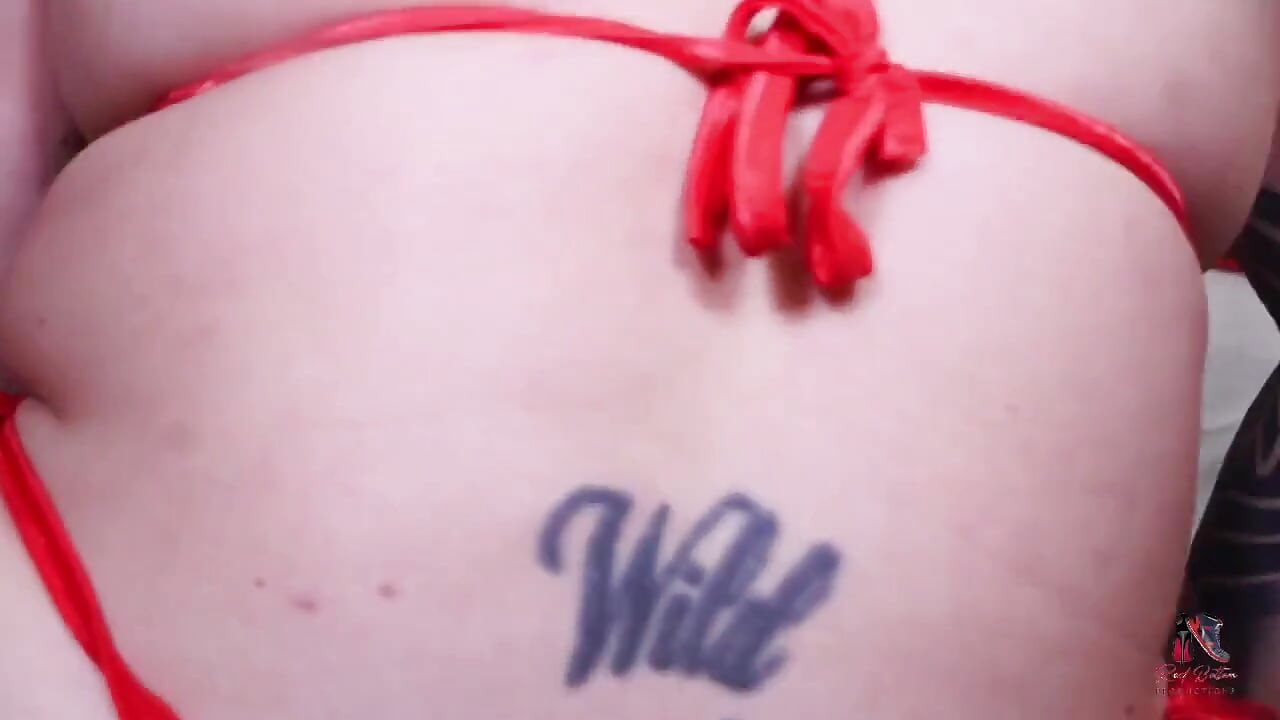 Curvă Tatuată Cu Cur Perfect, Vedere La Persoana 1